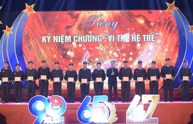 Đồng chí Nguyễn Tường Lâm trao Kỷ niệm chương "Vì thế hệ trẻ" của Trung ương Đoàn cho các đồng chí nguyên cán bộ đoàn.