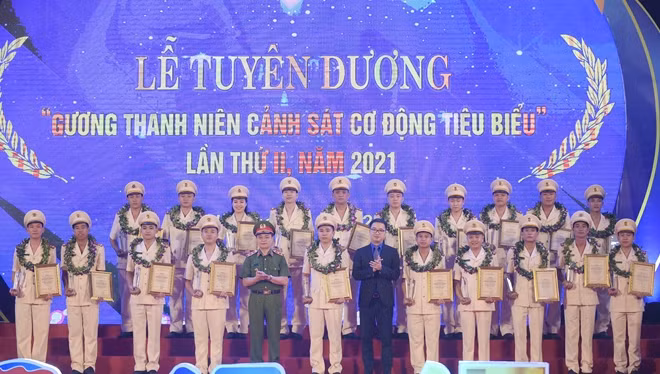 Trung tướng Phạm Quốc Cương và đồng chí Nguyễn Tường Lâm tặng thưởng cho 20 gương thanh niên CSCĐ tiêu biểu, xuất sắc.