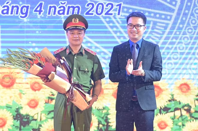 Đồng chí Nguyễn Tường Lâm thay mặt Trung ương Đoàn tặng hoa chúc mừng Trung tướng Phạm Quốc Cương được Chủ tịch nước phong tặng danh hiệu Anh hùng Lực lượng vũ trang nhân dân.