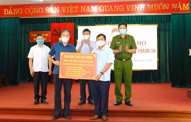 Tổng Biên tập Báo Xây dựng Nguyễn Anh Dũng trao tượng trưng quà của bạn đọc Báo Xây dựng ủng hộ phòng, chống dịch.