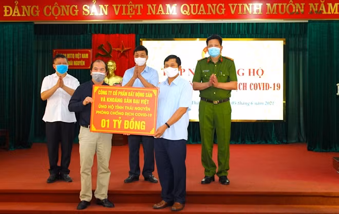Chủ tịch HĐQT Công ty CP Bất động sản và khoáng sản Đại Việt Phạm Lê Thiệu trao số tiền ủng hộ 1 tỷ đồng.