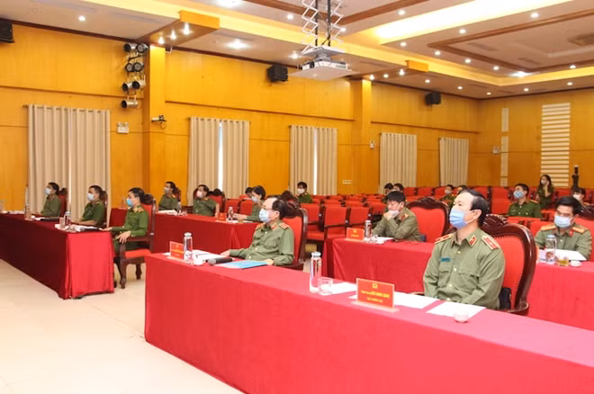 Thứ trưởng Nguyễn Văn Thành với các đại biểu dự hội nghị.