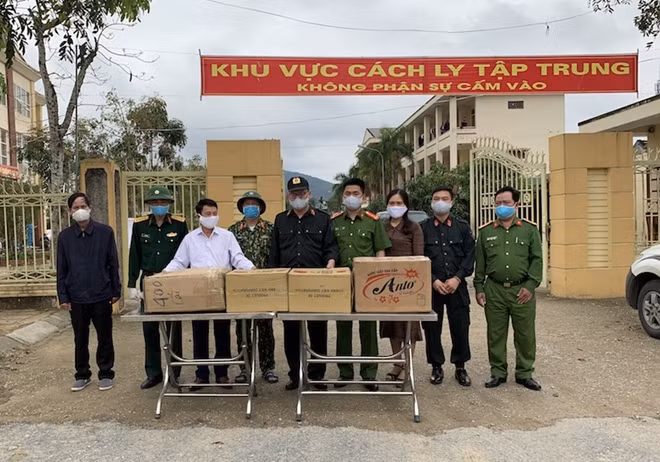 Thăm, tặng quà các lực lượng làm nhiệm vụ tại khu cách ly tập trung.