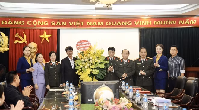 Nhân dịp này, Công ty TMV Ngọc Dung có lẵng hoa chúc mừng Báo CAND kỷ niệm 74 năm Ngày phát hành số báo đầu tiên.