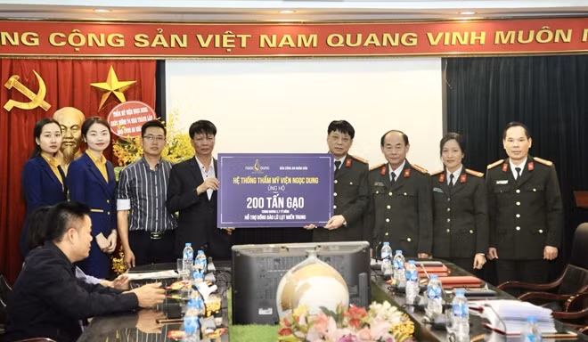 Đại tá Phạm Khải cùng Ban Biên tập Báo CAND tiếp nhận biểu trưng 200 tấn gạo từ Công ty TNHH TMV Ngọc Dung.
