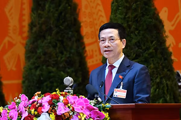 Bộ trưởng Bộ Thông tin và Truyền thông Nguyễn Mạnh Hùng trình bày tham luận tại Đại hội.