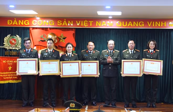 Thứ trưởng Nguyễn Văn Thành trao Bằng khen của Thủ tướng Chính phủ và Bộ Công an tặng các tập thể, cá nhân.