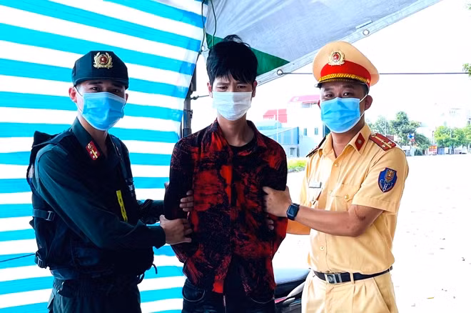 Tổ công tác bắt giữ đối tượng trộm cắp xe máy Nguyễn Bá Hiển.