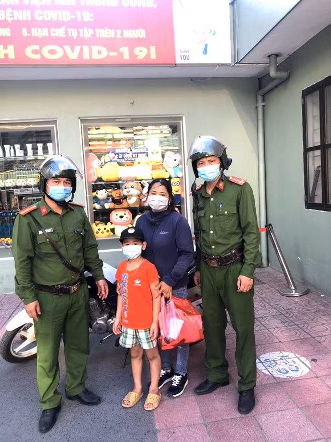 CBCS Đội CSGT-TT Công an quận Đống Đa bàn giao cháu bé bị lạc cho gia đình.