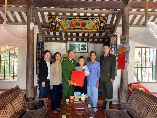 Đoàn công tác của Công an huyện Quỳnh Hưu thăm hỏi, động viên gia đình em Phan Đức Hiếu. Đoàn công tác của Công an huyện Quỳnh Hưu thăm hỏi, động viên gia đình em Phan Đức Hiếu.