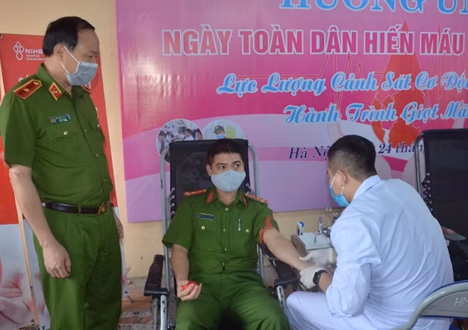 Thiếu tướng Nguyễn Văn Phục thăm hỏi, động viên CBCS tham gia hiến máu.