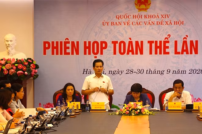 Phó Chủ nhiệm Ủy ban Về các vấn đề xã hội Bùi Sỹ Lợi trình bày báo cáo thẩm tra.