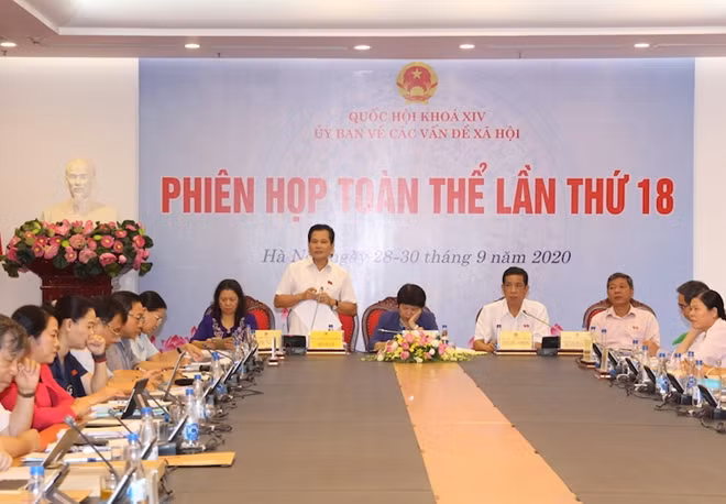 Phó Chủ nhiệm Ủy ban Về các vấn đề xã hội Bùi Sỹ Lợi trình bày báo cáo thẩm tra.