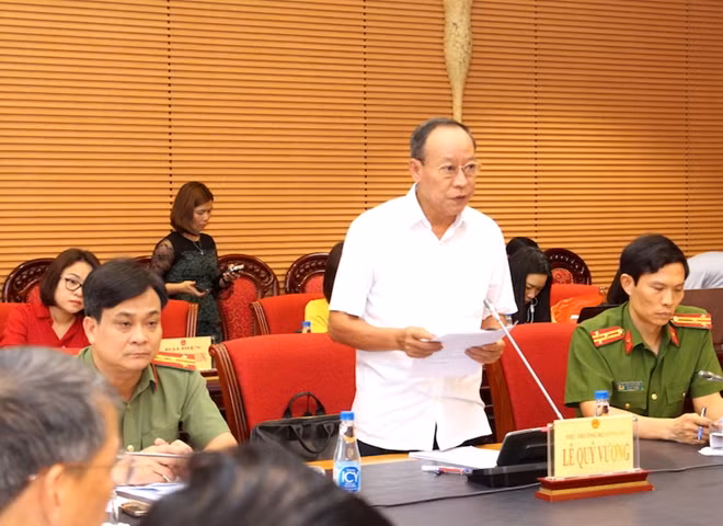 Thứ trưởng Lê Quý Vương trình bày Tờ trình tại phiên họp.