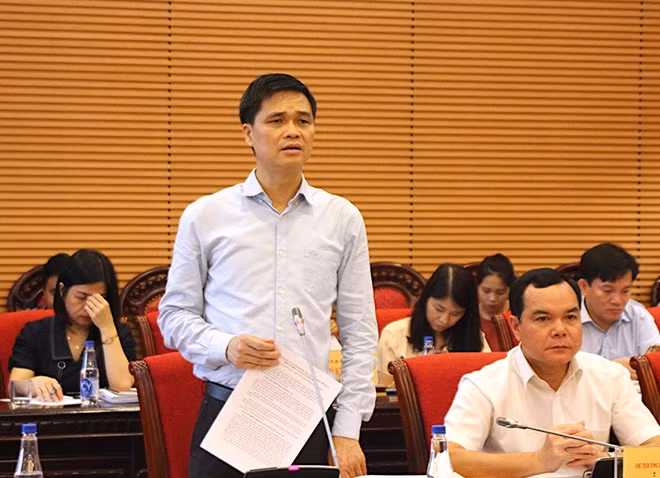 Phó Chủ tịch Tổng Liên đoàn lao động Việt Nam Ngọ Duy Hiểu trình bày tờ trình tại phiên họp.