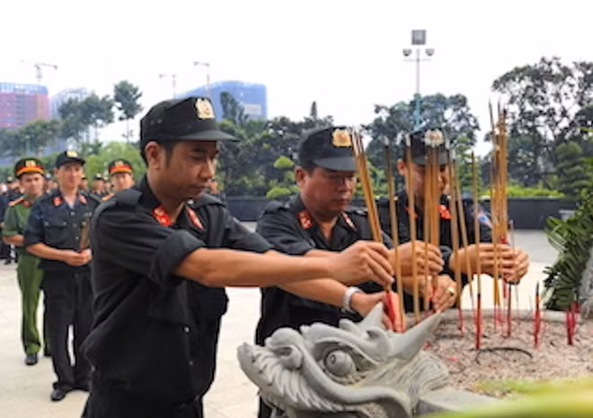 Đoàn dâng hương, dâng hoa tại nghĩa trang liệt sỹ.