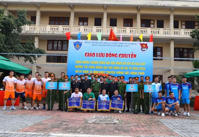 Và tổ chức giải giao lưu bóng đá giữa các đơn vị.