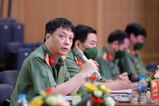 Đại tá Phạm Khải điều hành nội dung thảo luận tại hội nghị.