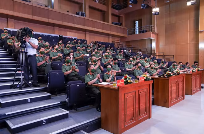 Các đồng chí lãnh đạo, cán bộ chủ chốt tham dự hội nghị.
