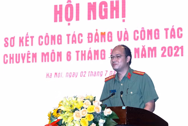 Đại diện lãnh đạo các phòng, ban tham gia thảo luận tại hội nghị.
