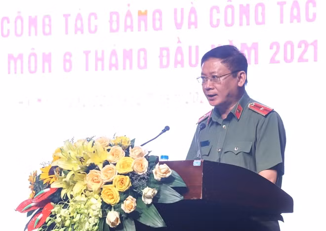 Thiếu tướng Mã Duy Quân trình bày báo cáo tại hội nghị.
