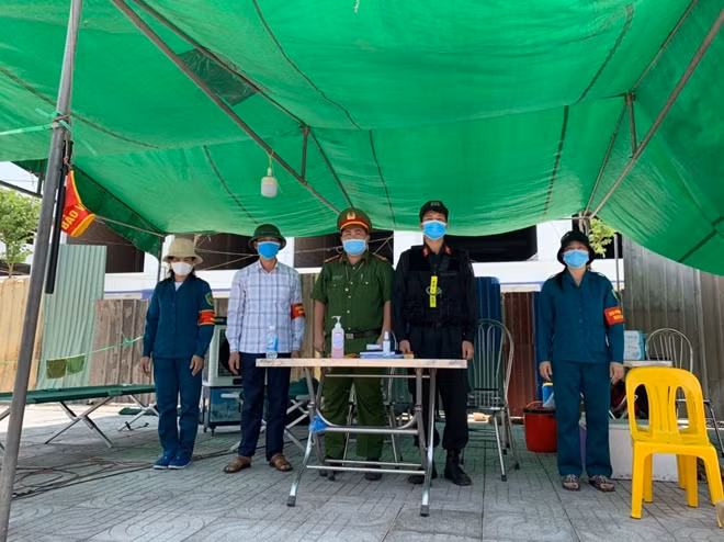 Trong bất kỳ hoàn cảnh nào, CSCĐ cũng luôn giữ vững tư thế, lễ tiết, tác phong, cùng các lực lượng bám chốt phòng, chống dịch.