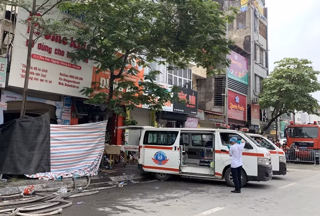 Căn nhà hình ống bịt kín lối thoát hiểm của gia đình.