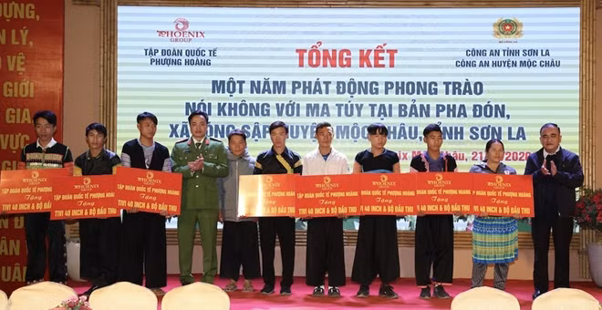 Đại tá, Anh hùng lực lượng vũ trang nhân dân Mai Hoàng, Phó Cục trưởng Cục Cảnh sát hình sự và ông Nguyễn Quốc Khánh, Tổng Giám đốc Tập đoàn Quốc tế Phượng Hoàng trao biểu trưng phần quà gồm tivi và bộ đầu thu tặng các hộ dân Pha Đón.