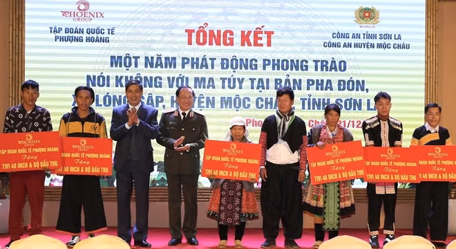 Thứ trưởng Nguyễn Văn Thành và Bí thư Tỉnh ủy Sơn La Nguyễn Hữu Đông trao biểu trưng phần quà gồm tivi và bộ đầu thu tặng các hộ dân tại bản Pha Đón.