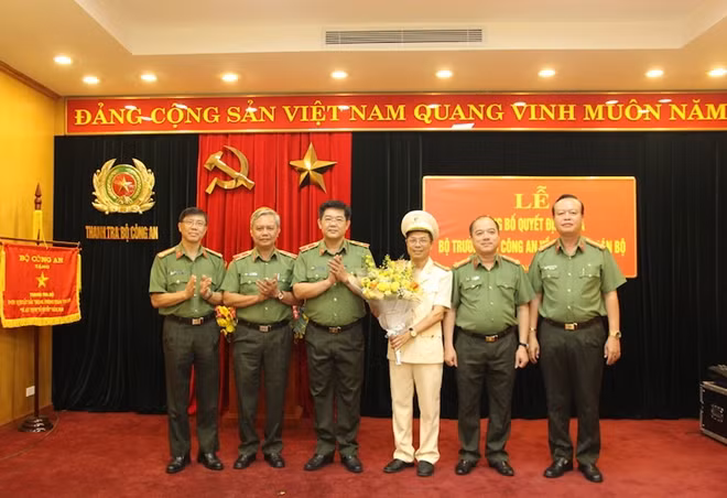 Đảng ủy, lãnh đạo Thanh tra Bộ chúc mừng Đại tá Phạm Hồng Tuyến.