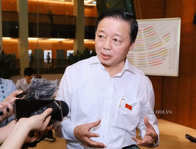 Bộ trưởng Trần Hồng Hà trao đổi với báo chí bên hành lang Quốc hội.