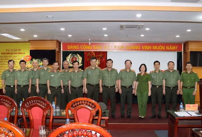 Thứ trưởng Nguyễn Văn Thành với các đại biểu chúc mừng Thiếu tướng Nguyễn Hải Trung.