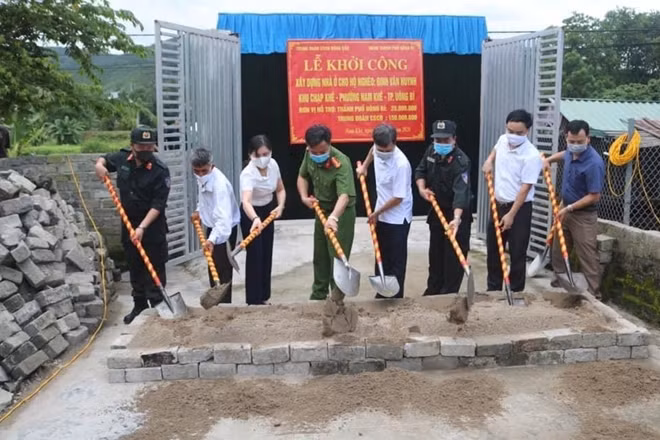 Phó Chủ tịch UBND TP Uông Bí Nguyễn Văn Thành, Thượng tá Phùng Toàn Thắng cùng các đại biểu tại lễ khởi công.