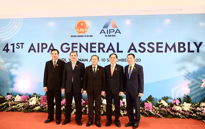Phó Chủ tịch Quốc hội và thành viên Đoàn Việt Nam tham dự phiên họp.