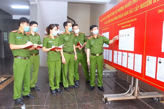 Thiếu tướng Nguyễn Ngọc Thanh, Phó Tư lệnh CSCĐ kiểm tra công tác chuẩn bị bầu cử tại trụ sở đơn vị.