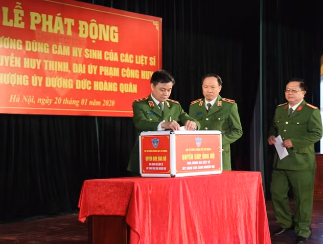 Trung tướng Phạm Quốc Cương cũng đã phát động quyên góp, ủng hộ gia đình các liệt sỹ hy sinh khi làm nhiệm vụ.
