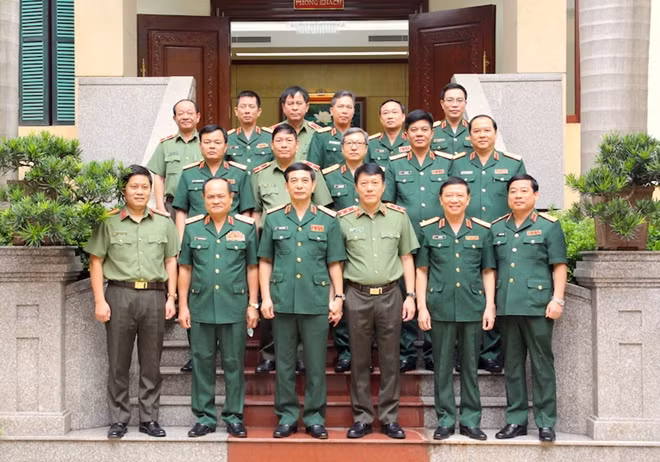 Thứ trưởng Bộ Quốc phòng Phan Văn Giang; Thứ trưởng Bộ Công an Lương Tam Quang với các đại biểu tại buổi tiếp.
