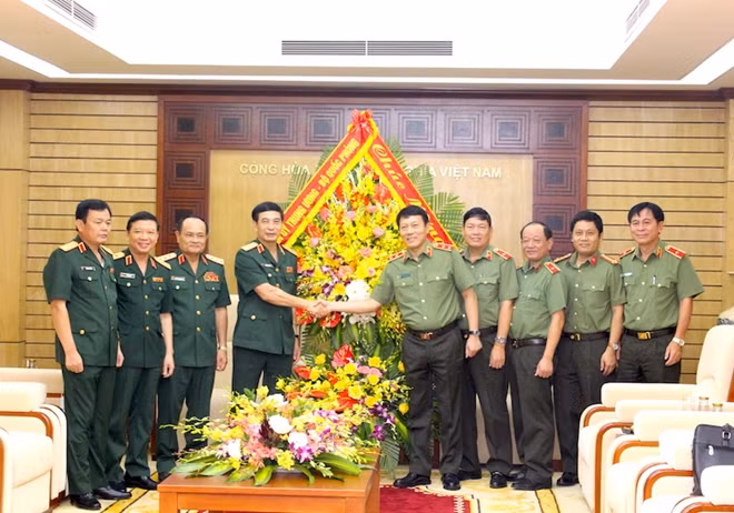 Tổng Tham mưu trưởng QĐND Việt Nam, Thứ trưởng Bộ Quốc phòng Phan Văn Giang tặng hoa chúc mừng Bộ Công an nhân kỷ niệm 75 năm Ngày truyền thống CAND.
