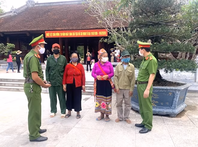 Tổ công tác trao đổi, hướng dẫn những du khách lần đầu thăm quan Khu di tích.