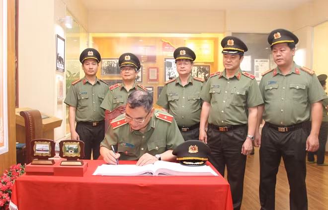 Thiếu tướng Tô Ân Xô ghi lưu bút vào sổ truyền thống tại Khu lưu niệm.