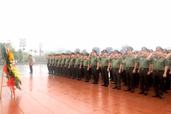 Đoàn đại biểu Văn phòng Bộ Công an dâng hoa tại Khu lưu niệm Sáu điều Bác Hồ dạy CAND.