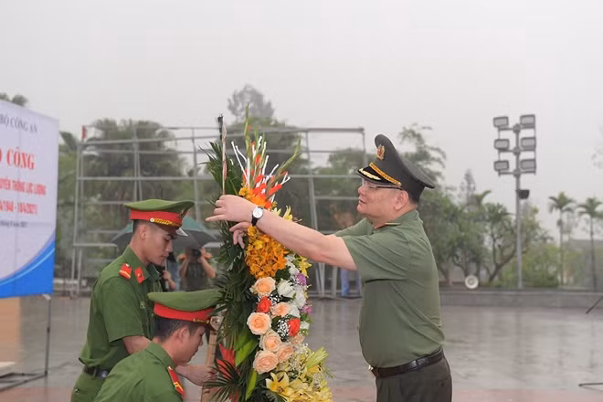 Thiếu tướng Tô Ân Xô dâng hoa tại Khu lưu niệm.