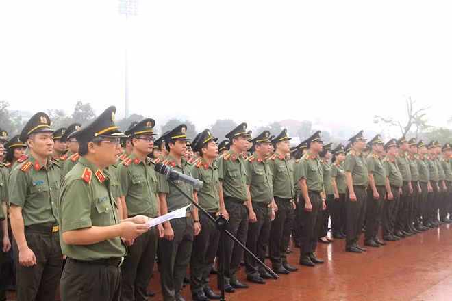 Thiếu tướng Hoàng Anh Tuyên, Phó Chánh Văn phòng Bộ Công an trình bày diễn văn báo công.