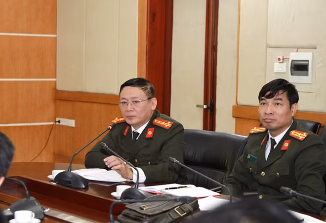 Đại tá Mã Duy Quân, Giám đốc, Tổng Biên tập Nhà xuất bản CAND phát biểu tại buổi làm việc.