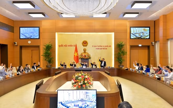 UBTVQH biểu quyết thông qua nghị quyết.