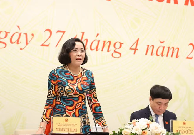 Trưởng Ban Công tác đại biểu Nguyễn Thị Thanh trả lời câu hỏi của phóng viên báo chí.