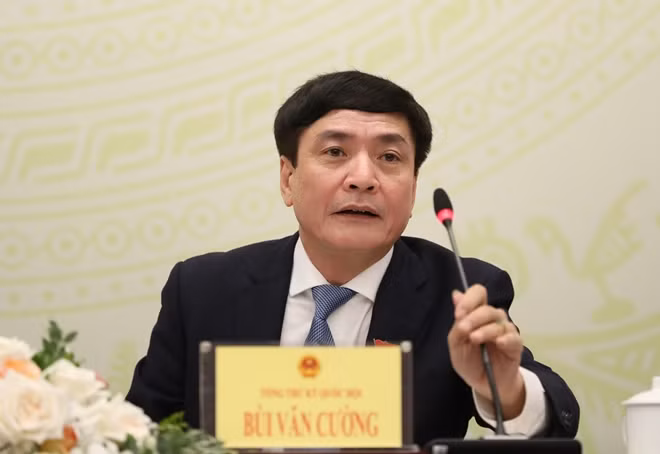 Tổng Thư ký Quốc hội trả lời tại họp báo.