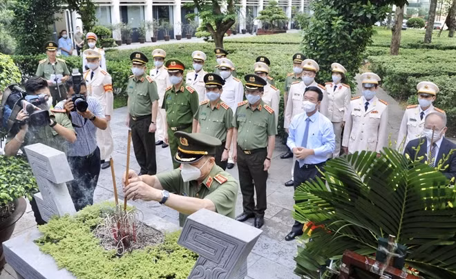 Bộ trưởng Tô Lâm dâng hương tưởng niệm Chủ tịch Hồ Chí Minh.