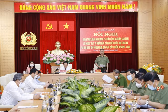 Đại tướng Tô Lâm, Ủy viên Bộ Chính trị, Bí thư Đảng ủy Công an Trung ương, Bộ trưởng Bộ Công an chủ trì hội nghị và phát lệnh ra quân bảo đảm ANTT bầu cử, ngày 12/5 tại Hà Nội.