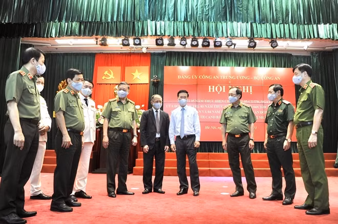 Thường trực Ban Bí thư Võ Văn Thưởng, Bộ trưởng Tô Lâm với các đại biểu tham dự hội nghị.